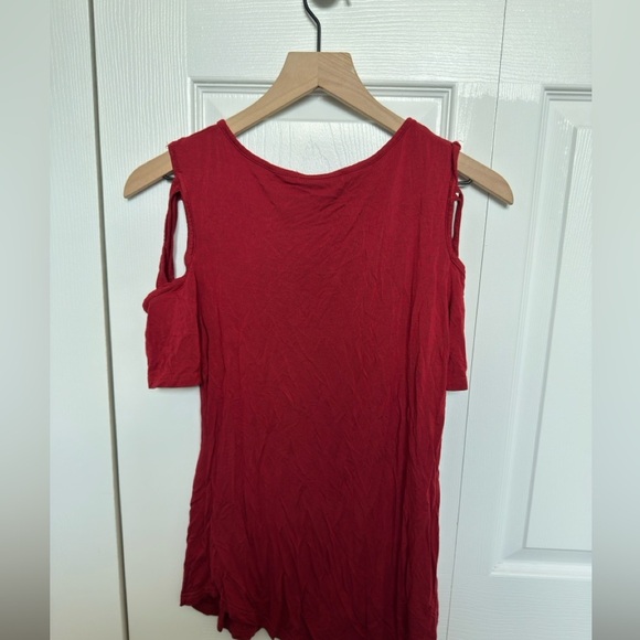 LOUKEITH red short sleeve top. Criss cross open shoulders. Size small - Picture 4 of 4
